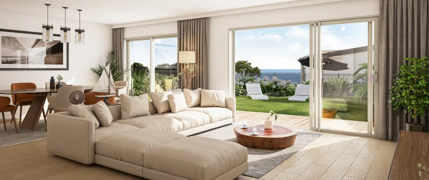 Vue grand-angle du salon, l'océan en fond derrière la mer